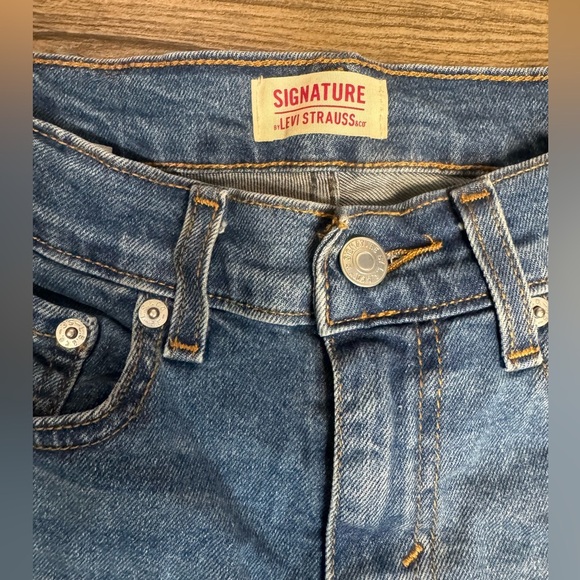 Signature by Levi Strauss Blue Jean Shorts with Frayed Hem - Picture 5 of 6